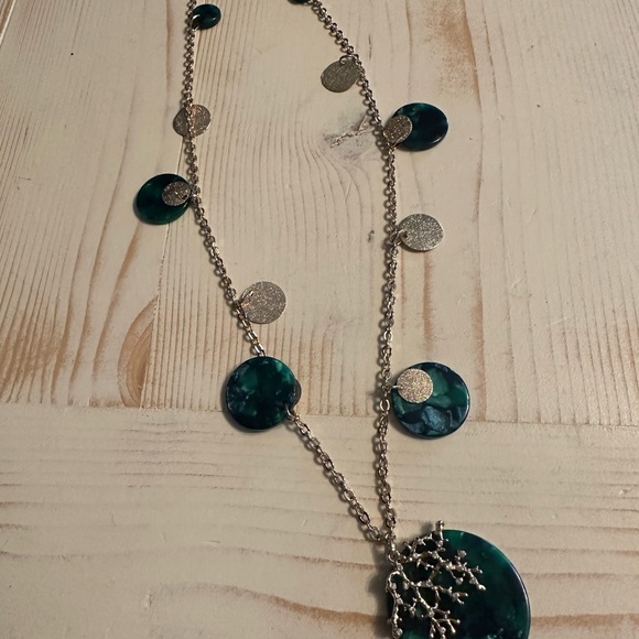 Lilly Pulitzer Green and gold coral necklace - Picture 2 of 4